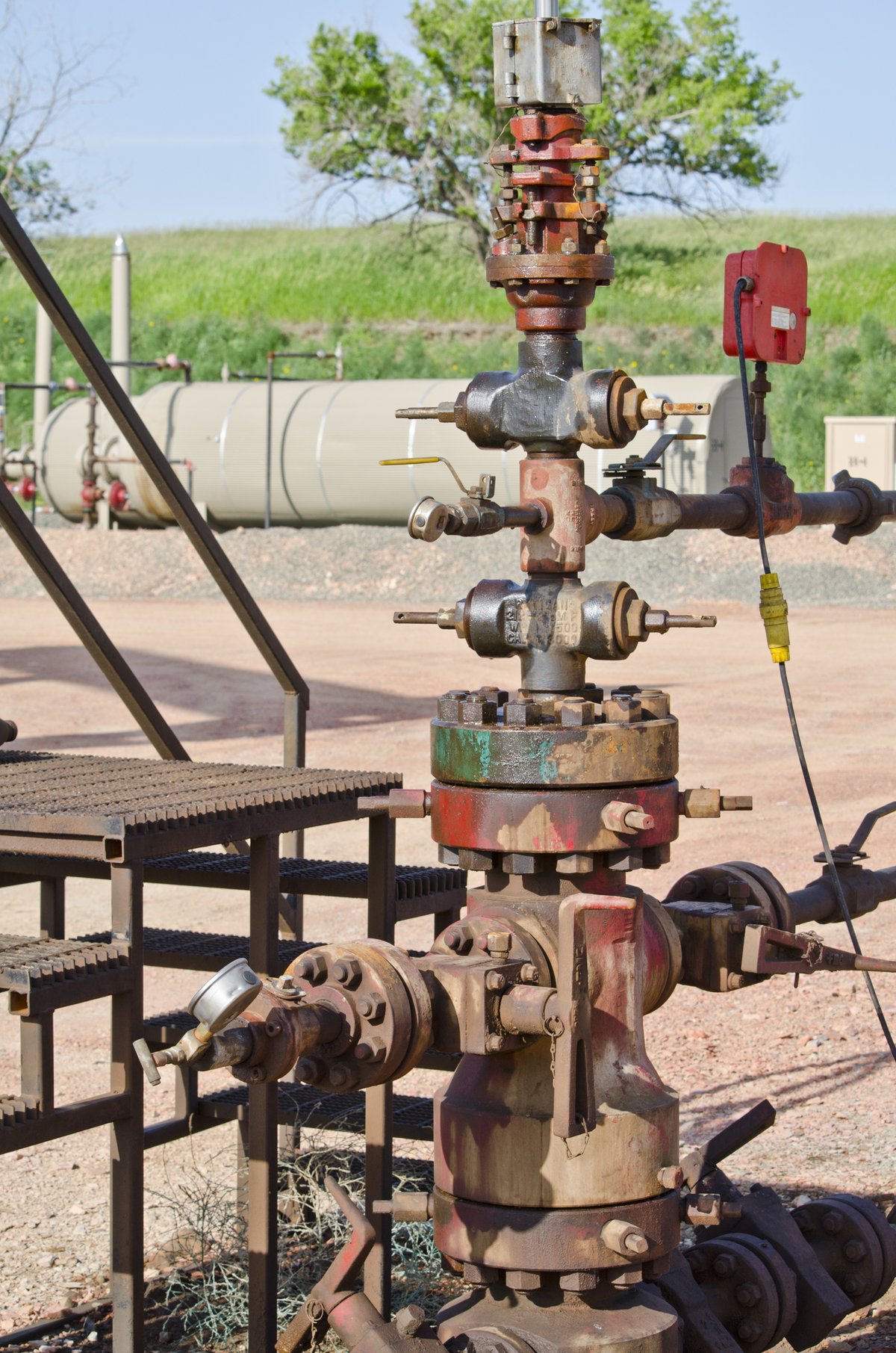 Oil well Christmas tree wellhead with valves and piping